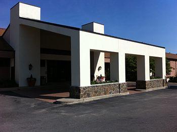 Holiday Lodge Hotel Oak Hill Exterior photo